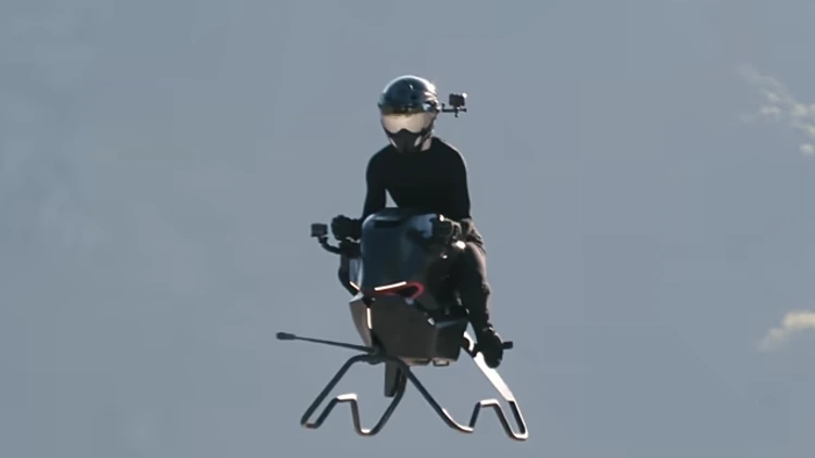 חלום שהתגשם: אופנוע מעופף המופעל בכוח סילון