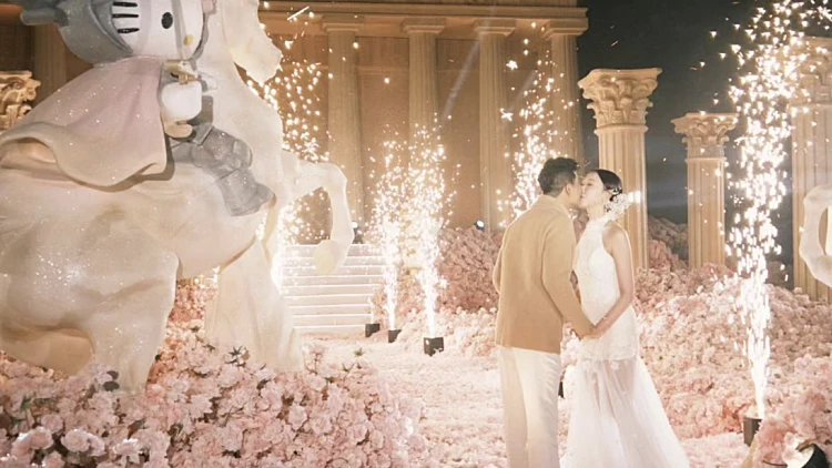 בנה מקדש של "הלו קיטי" במאות אלפים כדי להציע נישואין