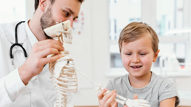 אורתופד ילדים – מומחיות שמשנה חיים בגיל הכי רך | רשת 13