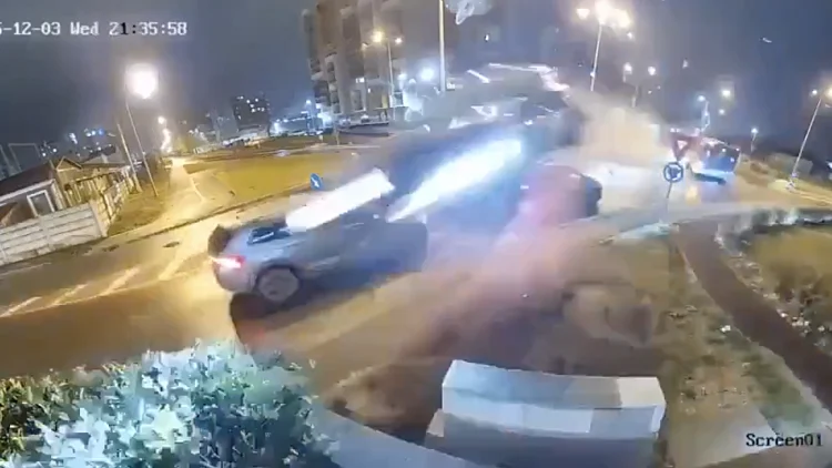 נהג התעלף מאחורי ההגה והמרצדס שלו המריאה מעל התנועה