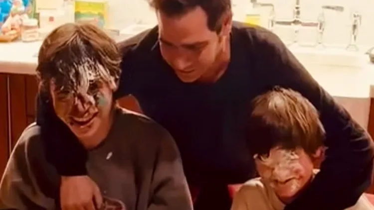 פותח חזית עם מיכל הקטנה? אביב גפן דחף את הפנים של בניו לעוגה