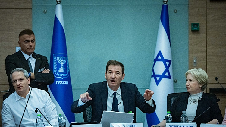 התנגחות בייעוץ המשפטי, צעקות ועימותים: המרוץ לחוק הפטור