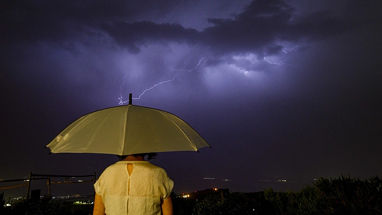 גשמים וברקים בעמק החולה. ארכיון