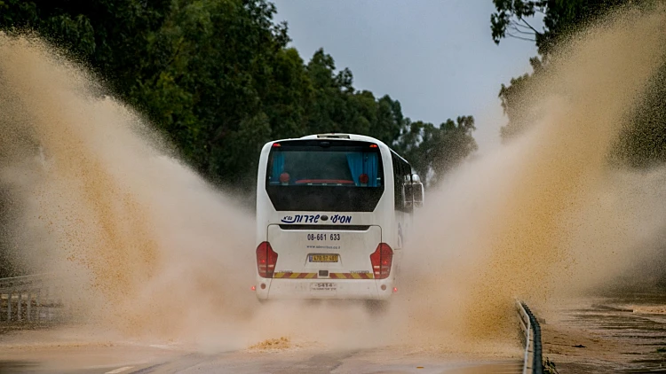 חשש לשיטפונות: הגשם יתחדש בערב, כבישים נחסמו