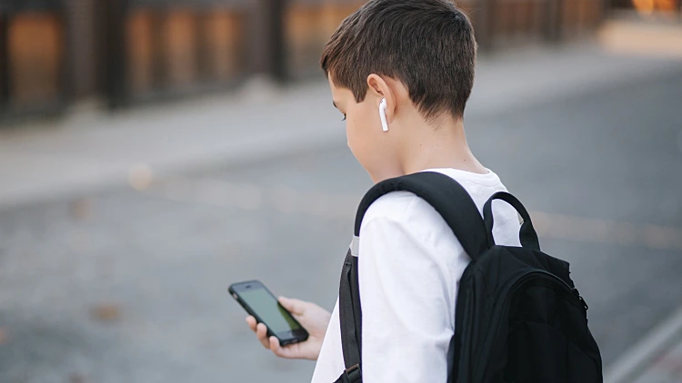 שר החינוך הודיע: על תלמידי יסודי ייאסר שימוש בטלפונים בשטח ביה&quot;ס