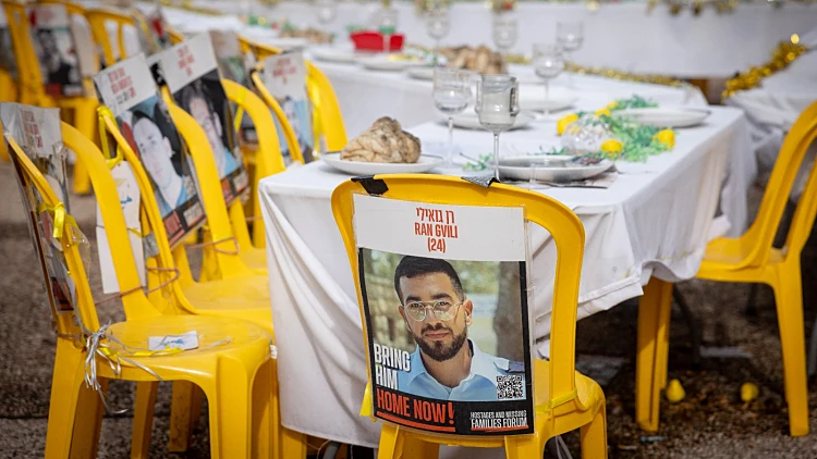 קבלת שבת בכיכר החטופים: "עם ישראל לא יפסיק לזעוק למען רני"