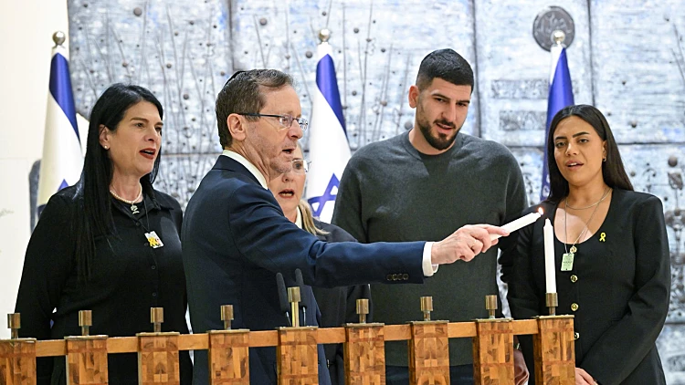 שורדי שבי הדליקו נר ראשון, עם משפחתו של רן גואילי