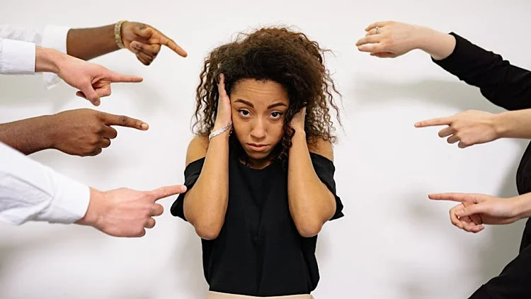 מהי חרדה חברתית וכיצד מטפלים בה?