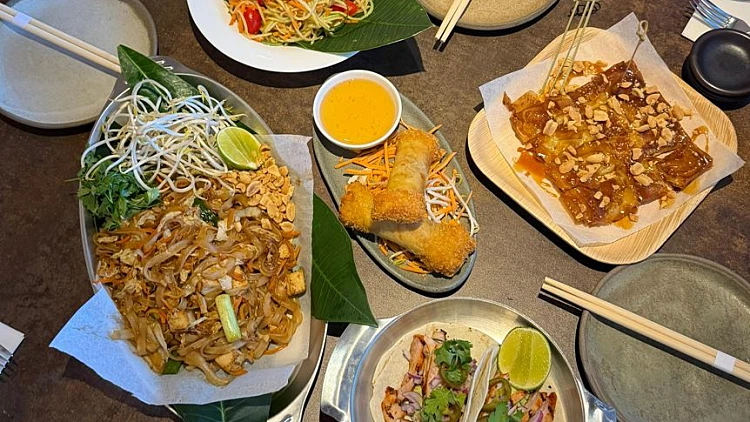 שוקי הלילה של אסיה מגיעים למסעדת אוטוטו