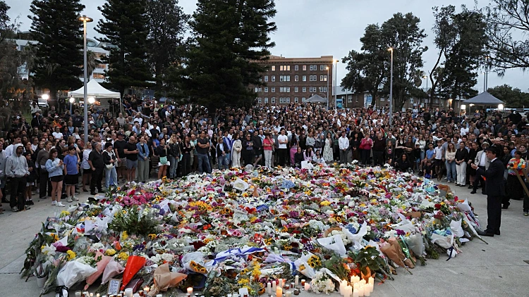 בשל חוסר בראיות: שוחררו 7 חמושים שנעצרו בדרכם לחוף בונדי