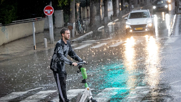 התחזית: ירידה בטמפטרטורות, ייתכנו גשמים עד שעות הצהריים