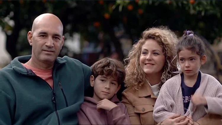 נר ראשון עם משפחת בלאו ששבה לבית שממנו פונתה בגבול הצפון