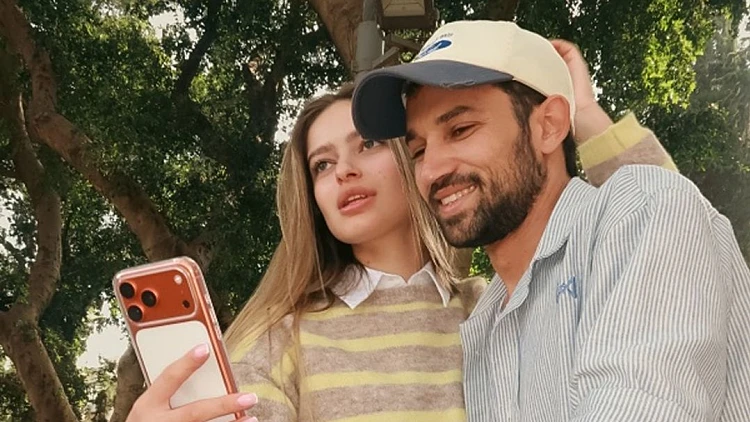מתחממים: אמילי קופר ועידן גלפר עולים שלב במערכת היחסים