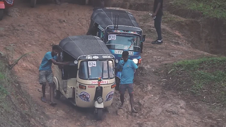 טוק-טוק גרסת האקסטרים: המרוץ שהפך לתופעה במזרח הרחוק