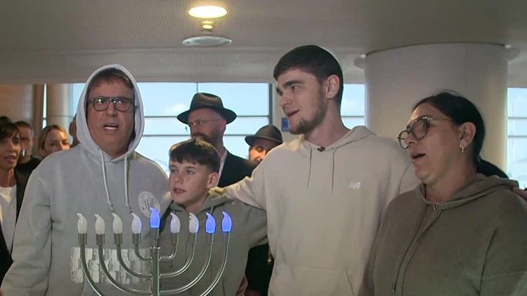 מקסים הרקין הדליק נר חמישי: "הנס שלי - שקיבלתי הזדמנות"