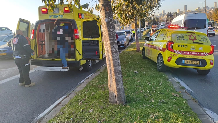 מכת תאונות הדרכים: הולך רגל נפצע אנושות מפגיעת רכב בירושלים