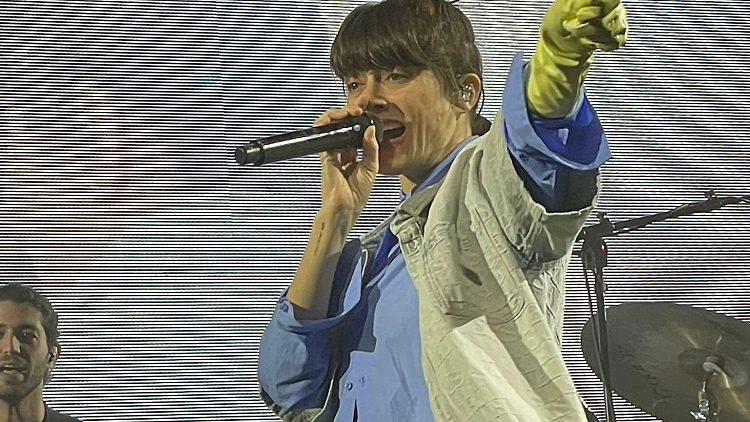 נגה ארז מופיעה בבארבי