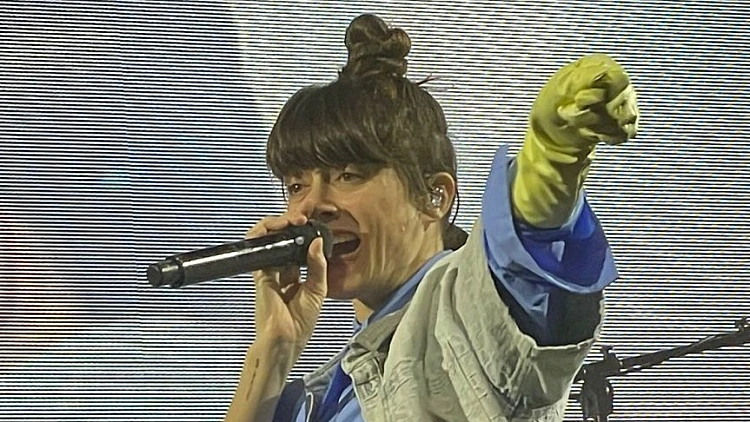 גם אחרי שהופיעה ברחבי העולם, נגה ארז עדיין נשמעת רעננה וחדה