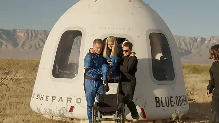 עשתה היסטוריה: האישה הראשונה שנעזרת בכיסא גלגלים שטסה לחלל