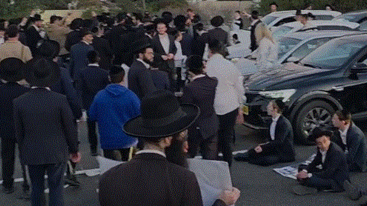 כביש 4 נחסם סמוך לבני ברק בשל הפגנת חרדים קיצונים