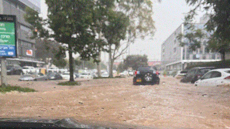 תיעוד: גשמים חזקים והצפות בשרון, רכבים שקעו במים בנתניה