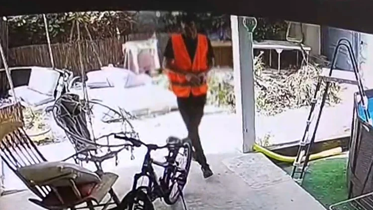 בלי להסתתר או לעורר חשד: כך פעלה כנופיית הווסטים הכתומים