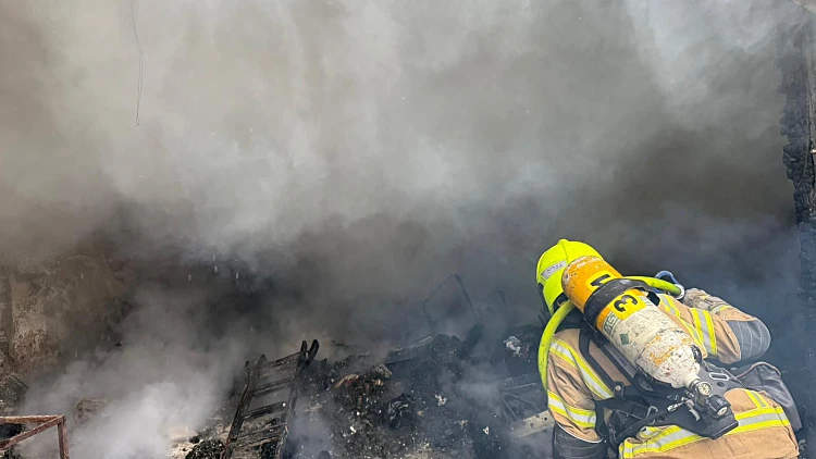 גבר כבן 40 נפגע באורח קשה בשריפה שפרצה במבנה נטוש בצפת