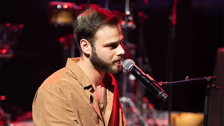 מגשים חלום: אלון אהל במופע חד-פעמי עם האמנים האהובים עליו