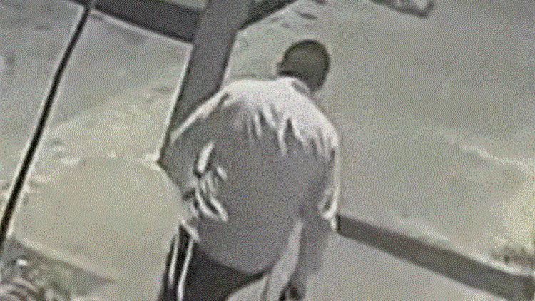 המטרידן מרמות: תועד תוקף צעירות בי-ם - ושוחרר למעצר בית