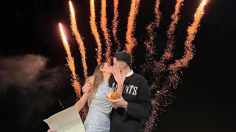 בליווי זיקוקים: הזמרת האהובה קיבלה הצעת נישואים