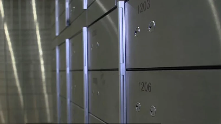 מיליוני דולרים מתחת לאדמה: ביקור במתחם הכספות בבני ברק