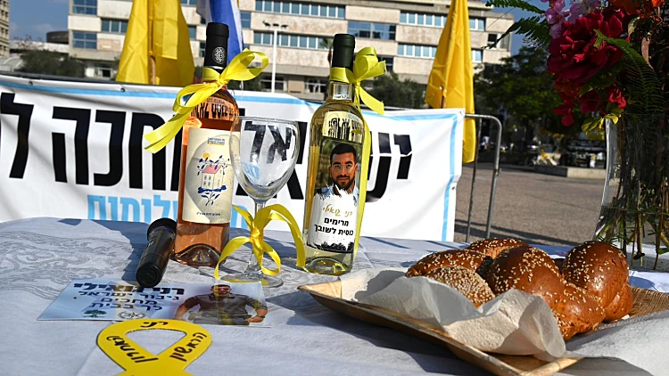 קבלת שבת בכיכר החטופים: "לא עושים שום דבר עד שרני חוזר הביתה"