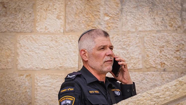 אחרי שהמפכ"ל ניסה להעבירו מתפקידו, יועמ"ש המשטרה פורש
