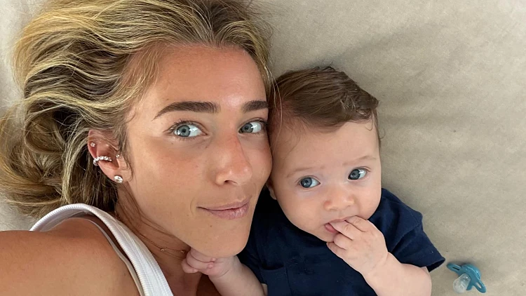 פחות מחצי שנה אחרי הלידה: הכוכבת חשפה לראשונה את בנה הבכור!