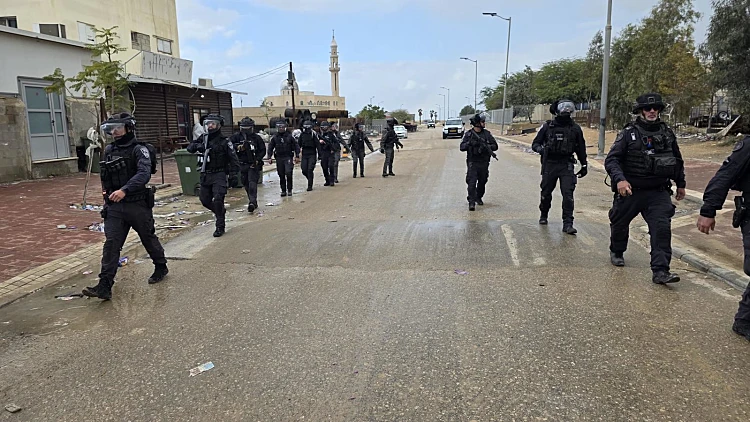 כאוס בנגב: כוחות משטרה פשטו על הכפר הבדואי, מהומה פרצה במקום