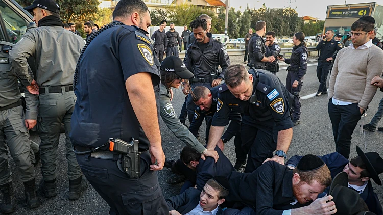 מחאת החרדים: עימותים בין מפגינים לשוטרים בכביש 4 ליד בני ברק