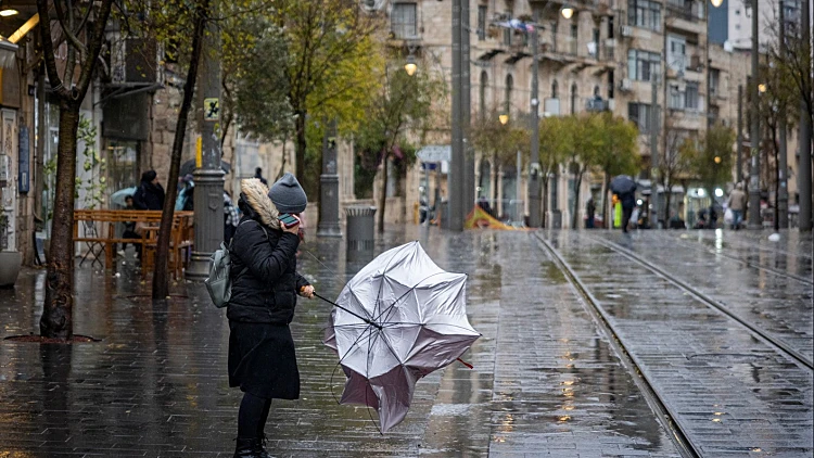 התחזית: קר וגשום, חשש לשיטפונות בדרום | מפת חסימות הכבישים