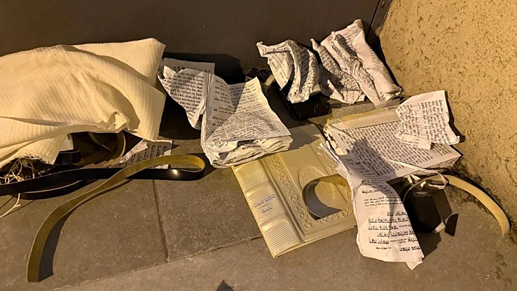 מחוץ לבית כנסת בגבעתיים: אדם תועד משחית תשמישי קדושה