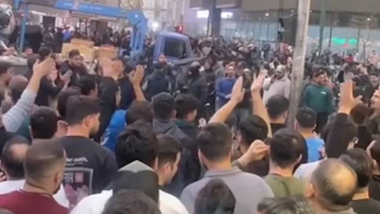 מחאות בטהרן, נגיד הבנק המרכזי התפטר: "מוות לדיקטטור"