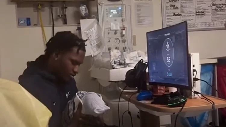 אוזניות ומסך בחדר לידה: אב שיחק בזמן שבת זוגו ילדה