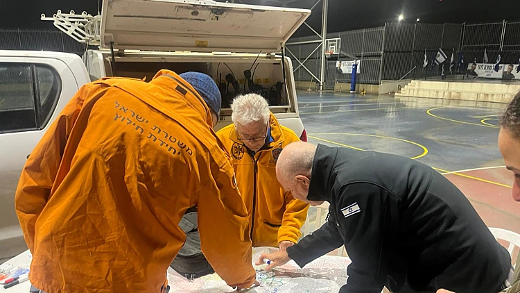 סריקות בנחל מיתר אחר אדם שניסה לחלץ רכב משיטפון - ונסחף