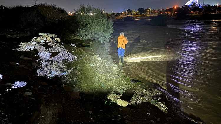 סריקות בנחל מיתר אחר אדם שניסה לחלץ רכב משיטפון - ונסחף