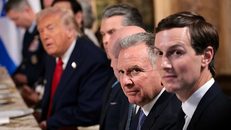 הנשיא טראמפ לצד הגסת', ויטקוף וקושנר בארוחת הצהריים עם רה"מ נתניהו במאר-א-לאגו