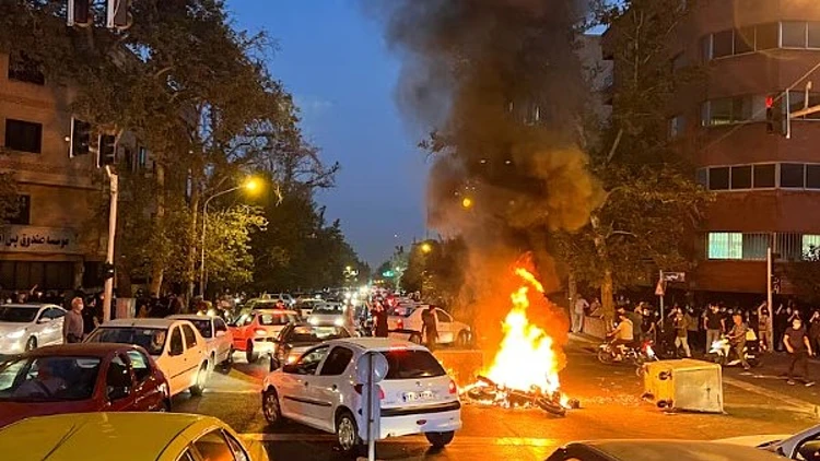 דיכוי אלים ומעצרים המוניים: היסטוריה של מחאות באיראן