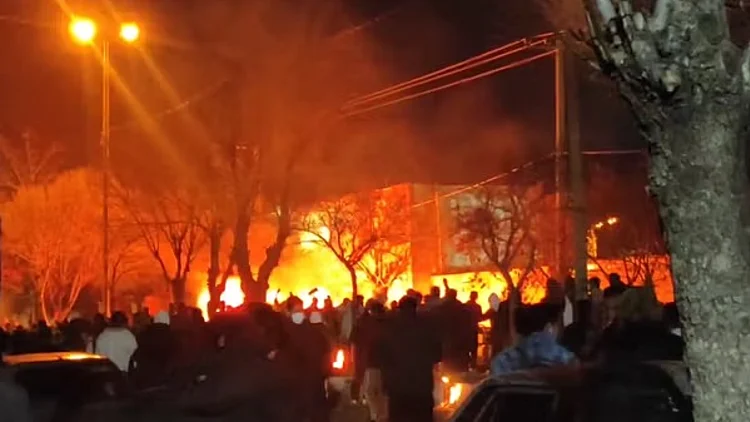 הרוגים, פצועים, מהומות והצתות: הסלמה במחאות באיראן