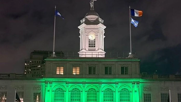 בניין עיריית ניו יורק מואר בירוק