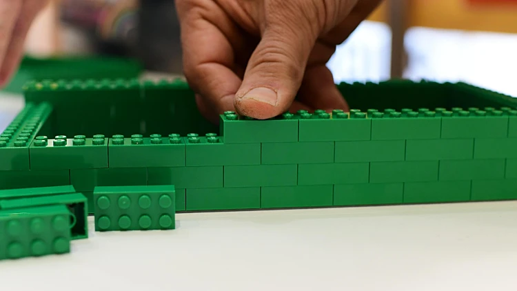 מעסיק את הגוף והנפש - ומרפא: איך הפך הלגו לכלי טיפולי?