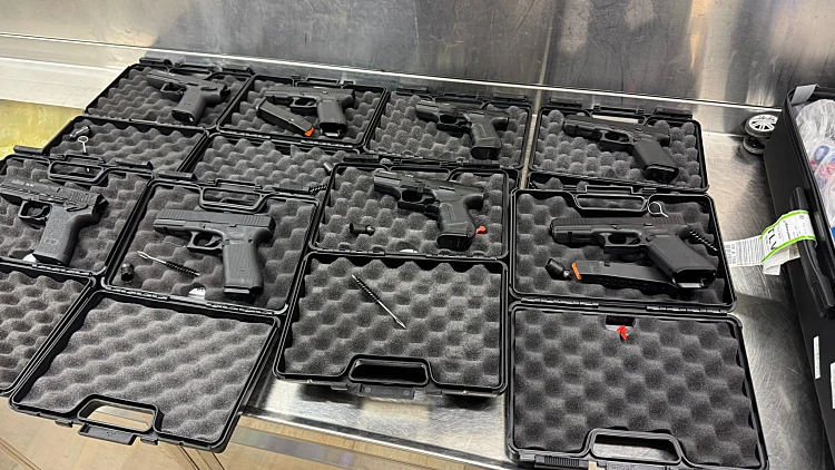 עם 8 אקדחים במזוודה: תושב באר יעקב נעצר בנתב"ג