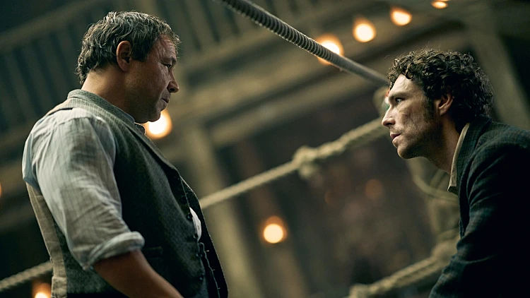 פשע, נשים ומכות: יוצר הדרמה המוערכת פותח הכול בריאיון בלעדי