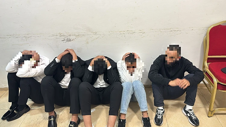 תיעוד חריג: בן 4 רוקד עם אקדח בחתונה; חמישה נעצרו